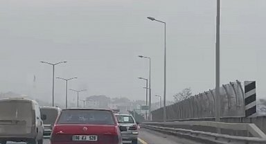 Trafikte egzoz patlatarak ilerleyen sürücü kameraya yansıdı