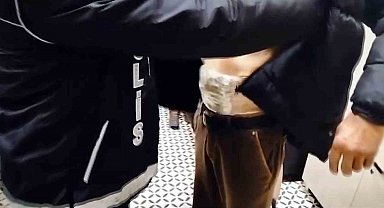 Uyuşturucuyu üzerine bantladı, polisten kaçamadı