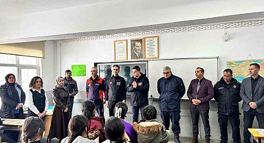 AFAD ekipleri çocukları sevindirdi