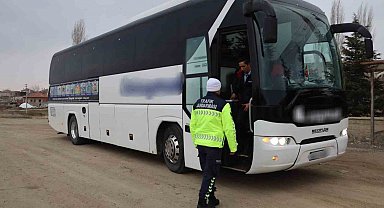 Aksaray'da sivil trafik jandarmaları yolcu otobüslerini denetledi