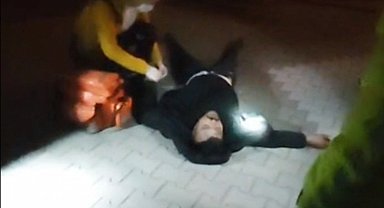 Alevler içinde sızıp kalan 2 kardeşi polisler kurtardı