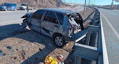 Ankara-Kırıkkale kara yolunda otomobil bariyerlere çarptı: 3 yaralı