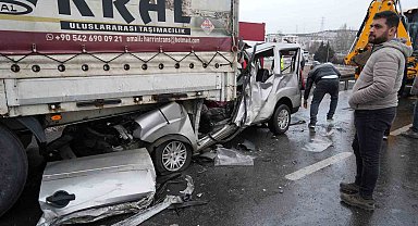 Ankara'da tırın altına giren araç hurdaya döndü: 1 ölü