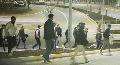 Asker eğlencesinde sopalı kavga