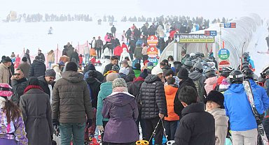 Binlerce kişi soluğu Erciyes'te aldı