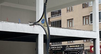 Boya ustası merdiven boşluğundan zemine düştü