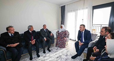 Depremzede Hüsne Beşenk: "Evlat atıyor ama devlet atmıyor"