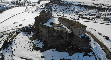 Dik kayalar üzerindeki Yüksek Kilise dikkat çekiyor