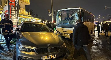 İşçi servisi ışıkta bekleyen 5 araca çarptı: 7 yaralı