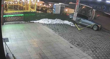 İşçi servisinin kırmızı ışıkta bekleyen araçlara çarptığı kaza kamerada