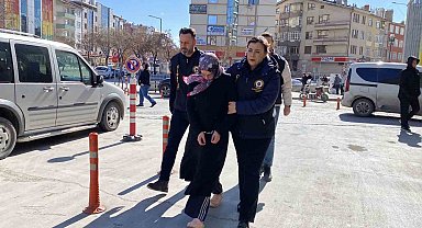 Kadın kocasını bıçaklayarak öldürdü