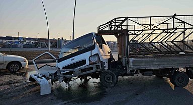 Kamyonet ile sivil polis aracı çarpıştı: 1 polis ağır yaralandı