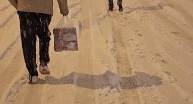 Kar yağışına önlem alınmayan Etimesgut'ta vatandaşlar araçlarını terk etti