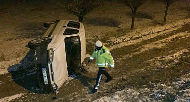 Karaman'da hafif ticari araç şarampole yuvarlandı: 1 yaralı