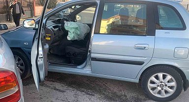 Karaman'da iki otomobil çarpıştı: 3 yaralı