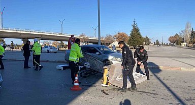 Karaman'da otomobil seyyar arabaya çarptı: 1 yaralı