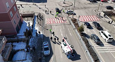 Karaman'da otomobille çarpışan ambulans devrildi: 3'ü sağlık görevlisi 5 kişi yaralandı