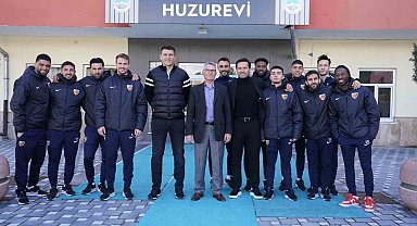 Kayserispor'dan yaşlılara moral ziyareti