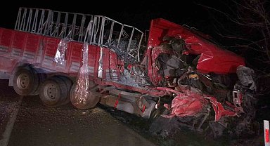 Konya'da cam yüklü kamyon askeri araca çarptı: 1 yaralı