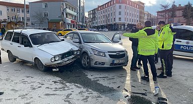 Konya'da iki otomobil çarpıştı: 2 yaralı