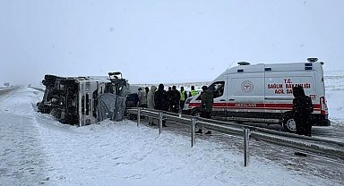 Konya'da kontrolden çıkan tır devrildi, sürücü yaralandı