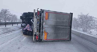 Konya'da saman balyası yüklü tır devrildi: 2 yaralı