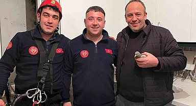 Mahsur kalan güvercini özgürlüğüne itfaiye kavuşturdu