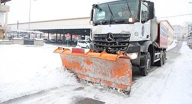 Melikgazi'de karla mücadele kesintisiz sürüyor
