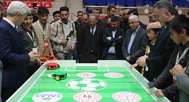 Öğrenciler, futbol oynayan robotlar geliştirdi
