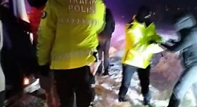 Otobüs ve minibüs kara saplandı, mahsur kalan 53 kişiyi polis kurtardı
