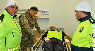 Polis aracı ile otomobil çarpıştı