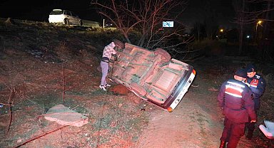 Şarampole devrilen otomobil ağaca çarparak durabildi: 3 yaralı
