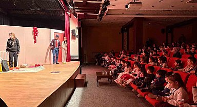 Sincan'da kreşli öğrenciler tiyatro oyunu ile doyasıya eğlendi