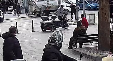 Sokak ortasında tabancayı peş peşe ateşleyerek husumetlisini vurdu