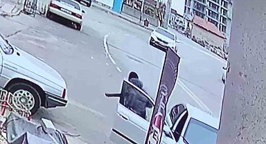 Sokak ortasındaki silahlı çatışma kamerada: 1 yaralı