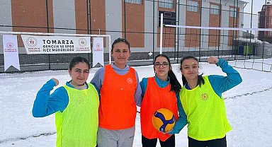 Tomarza'da Kar Voleybolu Turnuvası