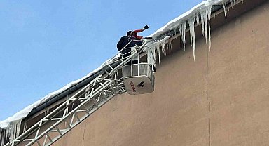 Tomarza'da tehlike saçan buz sarkıtları temizlendi
