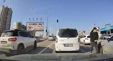 Trafikte tartıştığı kişinin aracına beyzbol sopasıyla zarar verdi