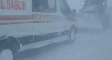 Vakaya giderken karlı yolda kalan ambulansı belediye ekipleri kurtardı
