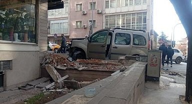 Virajı dönmeye çalışan sürücünün çarptığı otomobil direğe vurarak durabildi