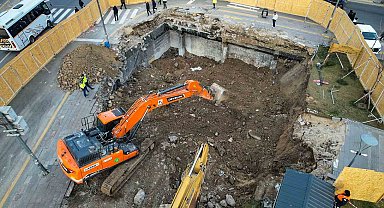 Yüzüncü Yıl Meydanı'ndaki göçük havadan görüntülendi