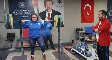 15 yaşındaki Sudenaz ve Neriman, halterde milli sporcu olmayı hedefliyor