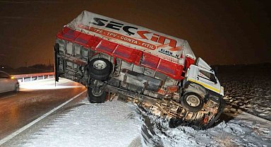 Aksaray'da kar, tipi ve buzlanma nedeniyle kazalar peş peşe yaşandı