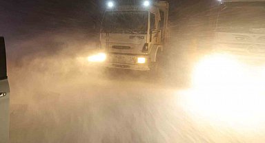 Aksaray'da yoğun kar ve tipi etkili oluyor, şehirde göz gözü görmüyor