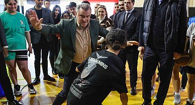 Bakan Bak okul sporları finallerinde gösteri maçına çıkacak