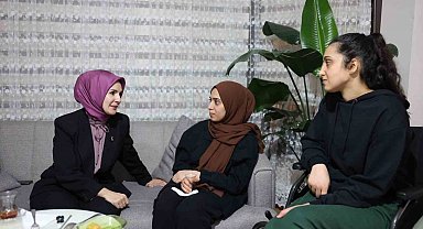 Bakan Göktaş, depremzede Sınırgeç ailesinin iftar sofrasına konuk oldu