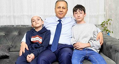 Bakan Yerlikaya, sahipsiz köpeklerin saldırdığı Tunahan'ı ve ailesini ziyaret etti