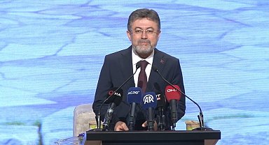 Bakanı Yumaklı, Akıllı Tavşan Momo ve Orman Dostları Çocuk Müzikali Gala Gösterimi'ne katıldı