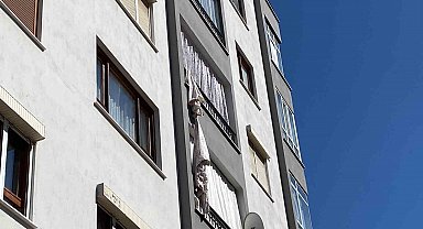 Çarşafları birbirine bağlayarak alt kata inmek isteyen genç kız 4. kattan düştü