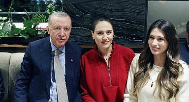Cumhurbaşkanı Erdoğan gençlerle kafede bir araya geldi